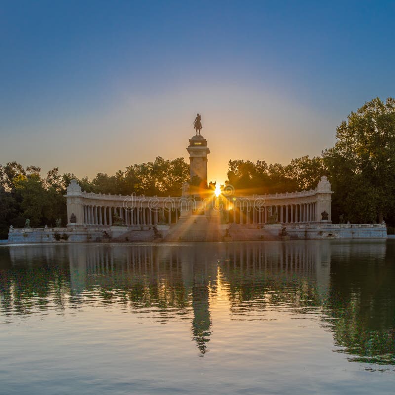 Amazing sunrise during summer at the lake of the Retiro park in the center of Madrid