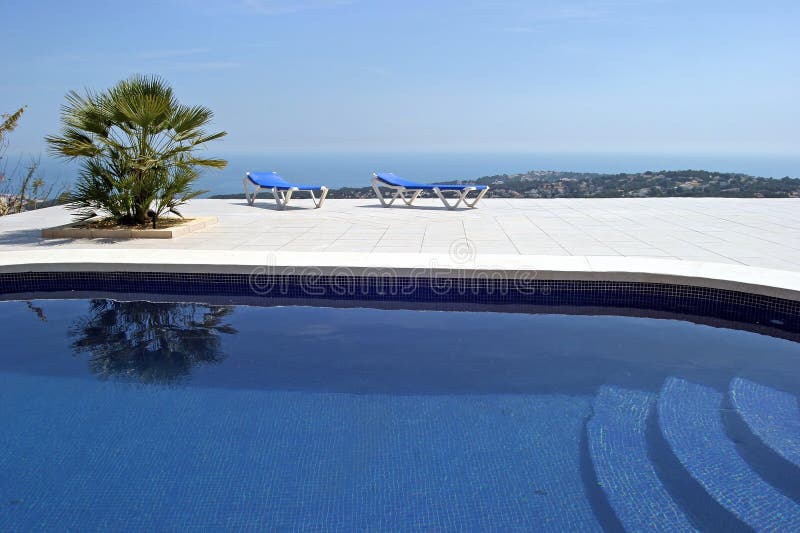 Asombroso nadar piscina pasos sobre el hermoso espacioso terraza en El gran espanol increíble mostrar sobre el el mar abajo.