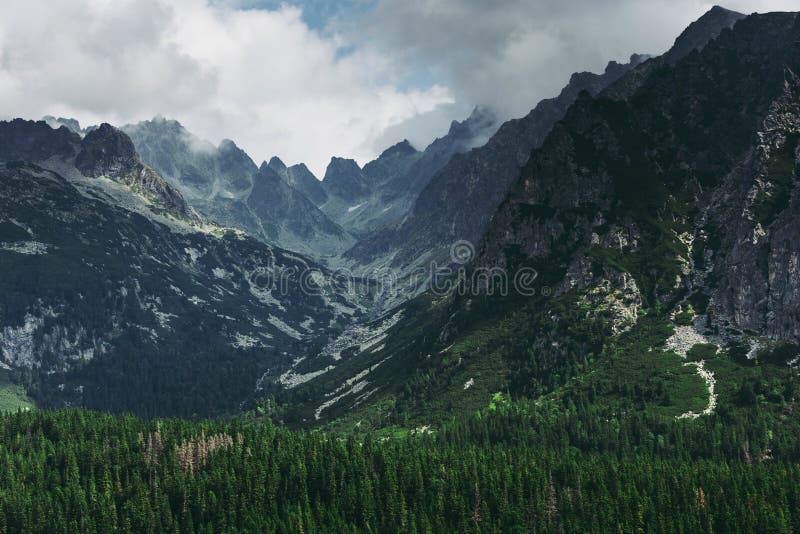 Úžasný výhled na hory v národním parku Vysoké Tatry. Slovensko. Evropa. Horská turistika. Koncept cestovního životního stylu, harmonie s