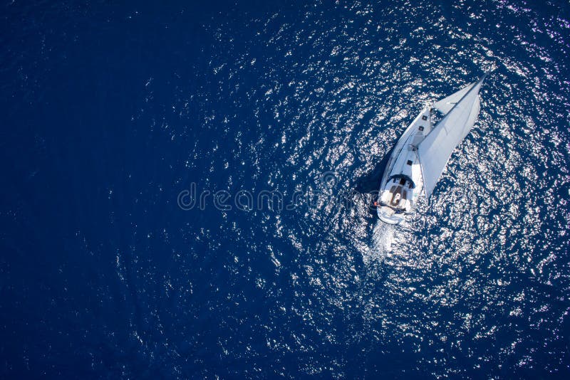 Asombroso sobre el yate navegación en abrir el mar sobre el ventoso.
