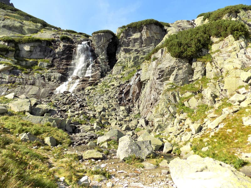 Úžasný vodopád medzi skalnatými horami na Slovensku