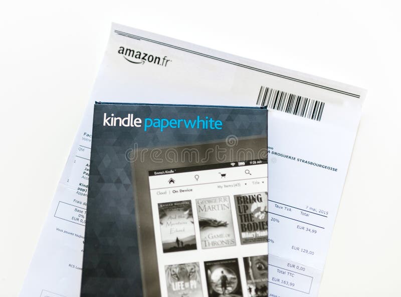 Amazon Kindle Paperwhite e copertura di cuoio di protezione sul whi fotografie stock Amazon Kindle Paperwhite e copertura di cuoio di protezione sul whi fotografie stock