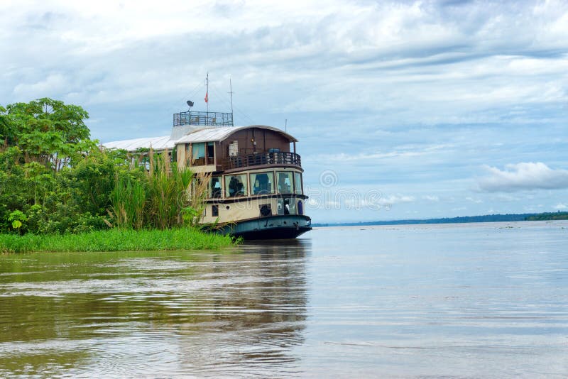 Amazon River kryssningskepp royaltyfri fotografi