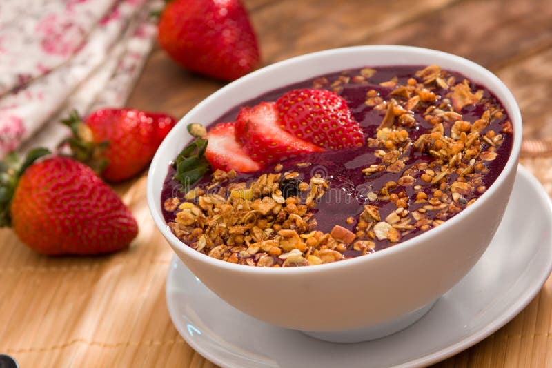 Amazonas do fruto de Acai na bacia fotografia de stock Amazonas do fruto de Acai na bacia fotografia de stock