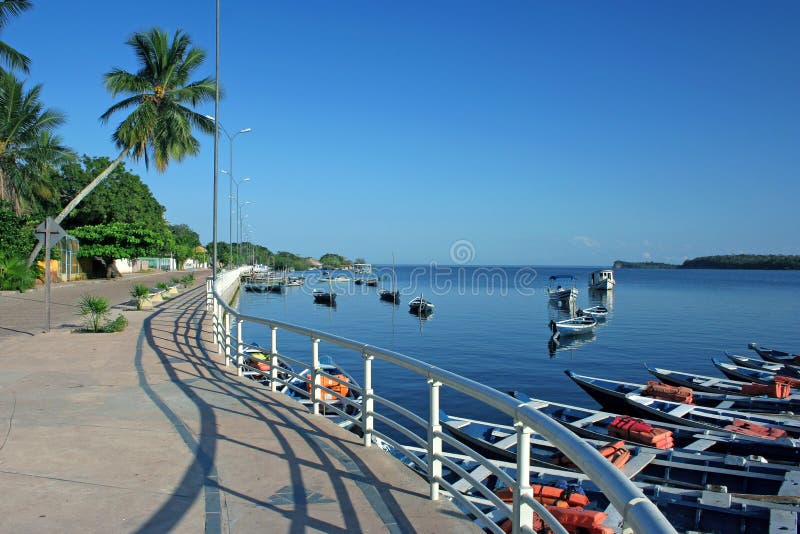 A canoa en la ciudad de, en un rio norte de brasil.