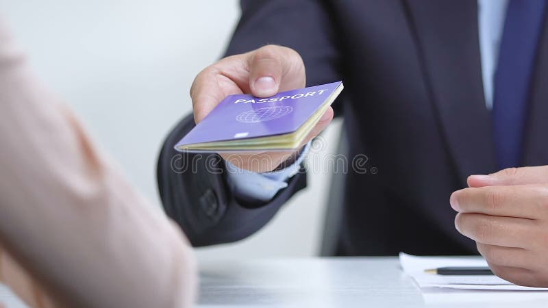 Ambassadeur die vrouw blauw biometrisch paspoort, visumbevestiging, reizen