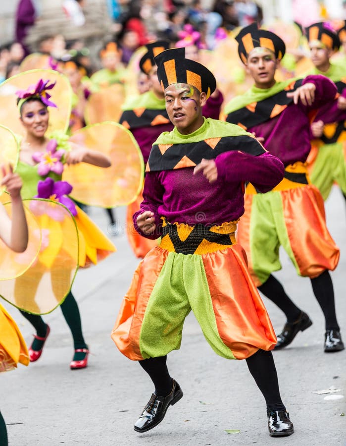 Ambato Ecuador/Februari 15, 2015 - gruppen i dräkt dansar på carnen royaltyfria bilder Ambato Ecuador/Februari 15, 2015 - gruppen i dräkt dansar på carnen royaltyfria bilder