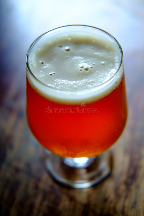 Amber Beer de cristal imagen de archivo. Imagen de espuma 130607891