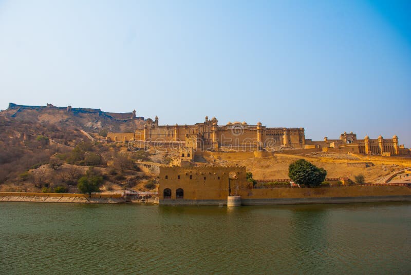 Amber Fort op een achtergrond van de vijver jaipur India stock afbeelding Amber Fort op een achtergrond van de vijver jaipur India stock afbeelding