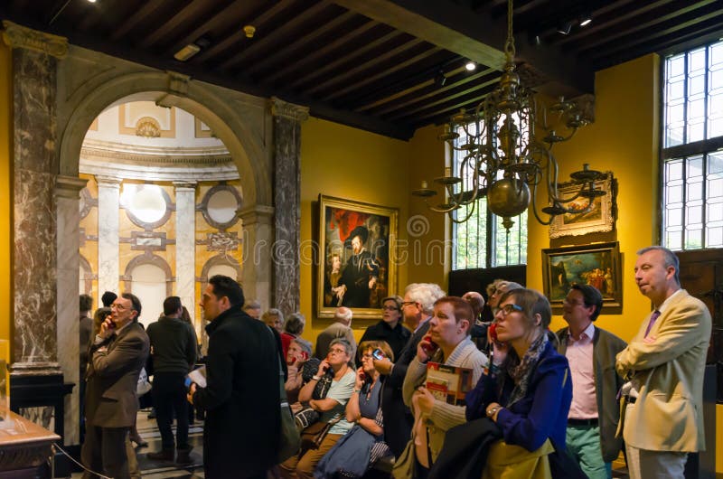 Amberes, Bélgica - 10 de mayo de 2015: Visita turística Rubenshuis en Amberes foto de archivo Amberes, Bélgica - 10 de mayo de 2015: Visita turística Rubenshuis en Amberes foto de archivo