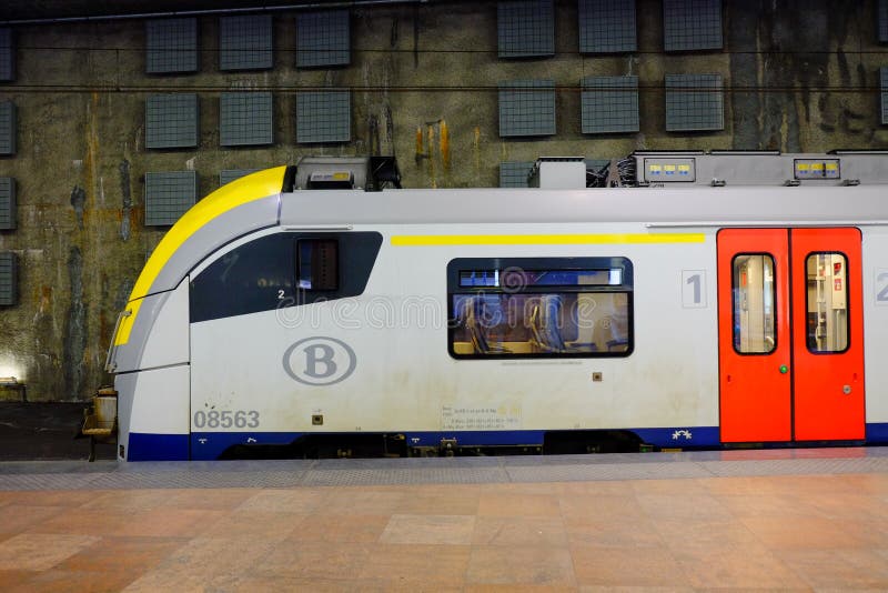 Amberes, Bélgica, mayo de 2019, tren que llega la estación central de Amberes foto de archivo Amberes, Bélgica, mayo de 2019, tren que llega la estación central de Amberes foto de archivo