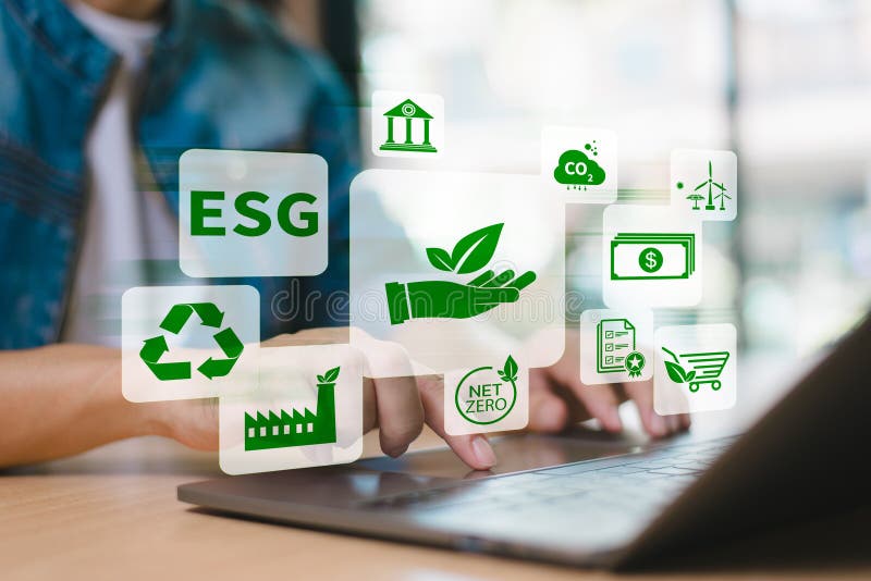 Ambiente investimenti in governance sociale. Ambiente ambiente governance sociale investimento concetto di impresa sostenibile. utilizzare il computer per analizzare l'icona esg. concetto di strategia verde per il finanziamento delle imprese ambientali. eco corporate report