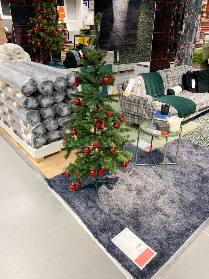 Ambiente navideño dentro de la tienda de muebles IKEA con abetos decorados con globos rojos y múltiples alfombras a la venta imagenes de archivo Ambiente navideño dentro de la tienda de muebles IKEA con abetos decorados con globos rojos y múltiples alfombras a la venta imagenes de archivo