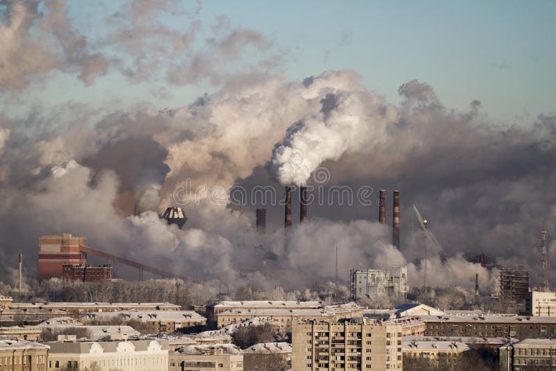 Ambiente pobre na cidade Desastre ambiental Emissões prejudiciais no ambiente Fumo e poluição atmosférica