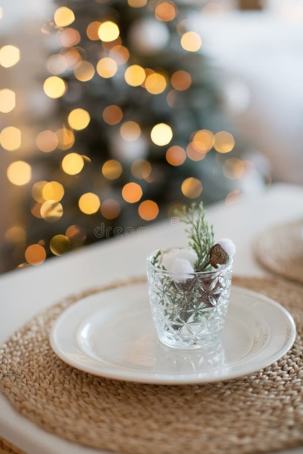 Ambiente rústico de mesa natural. Navidad marco rústico de mesa natural sobre un árbol de navidad con luces