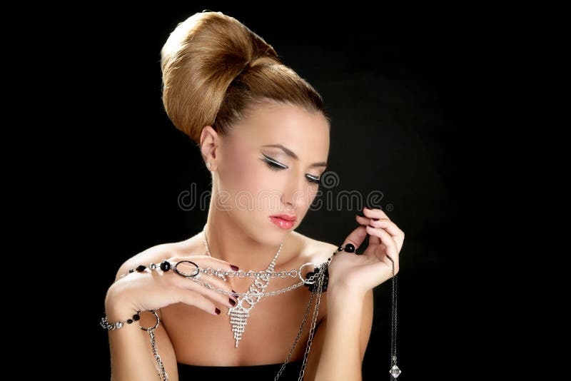 Ambition et gourmandise dans le femme de mode avec le bijou