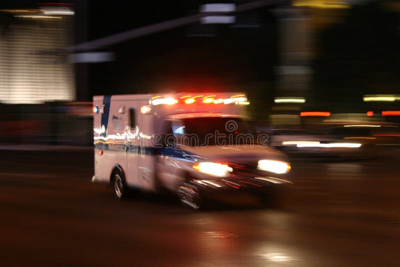 Ambulancia las luces a sirenas a través de la ciudad.