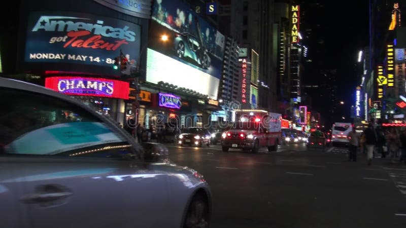 Ambulance de New York FDNY sur la rue de Manhattan avec le signal sonore
