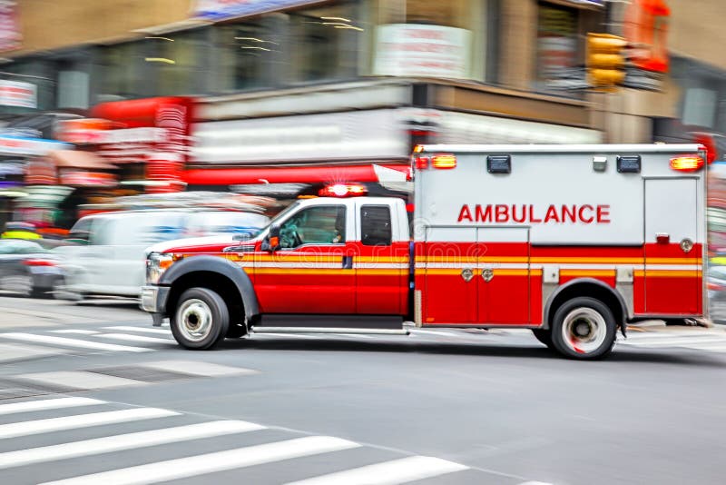 Ambulancia sobre el apoyar auto en movimienot difuminar.