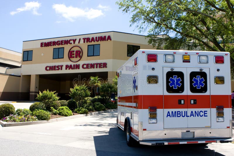 Ambulancie ťahá do modernej nemocnice pohotovos vchodom.