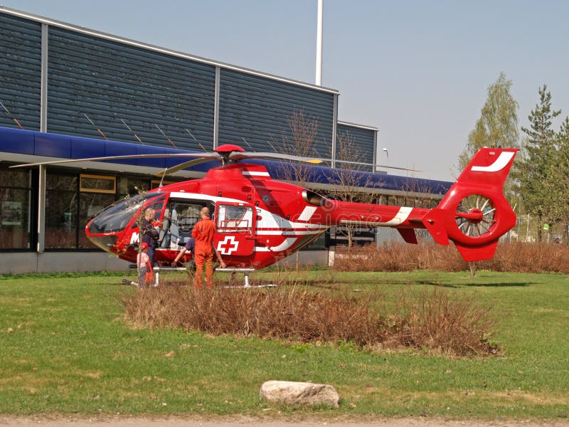 Sanitní vrtulník přistál sbírat pacienta.