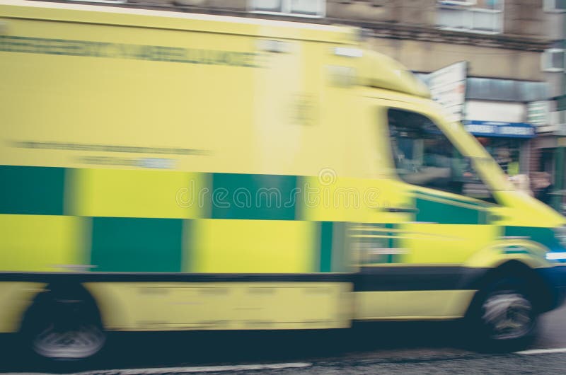 Ambulans som rusar till olyckan - abstrakt skott för rörelsesuddighet arkivfoto Ambulans som rusar till olyckan - abstrakt skott för rörelsesuddighet arkivfoto