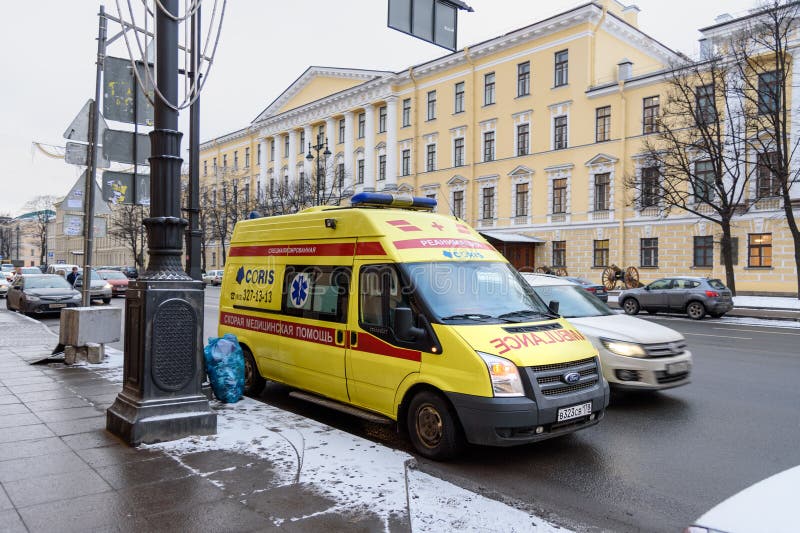 Ambulansbil på gatan i St Petersburg, Ryssland arkivfoton Ambulansbil på gatan i St Petersburg, Ryssland arkivfoton