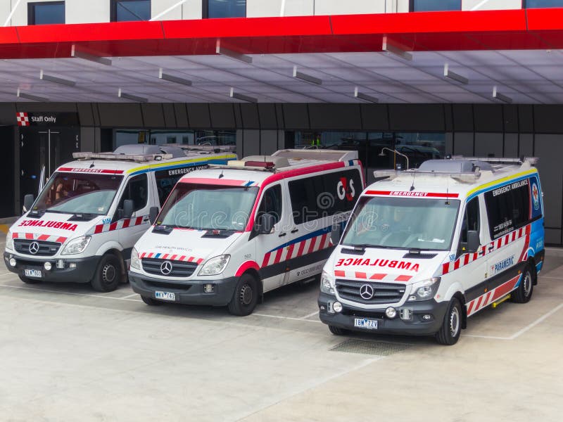 Ambulansowi Wiktoria i G4S pojazdy przed szpitalem