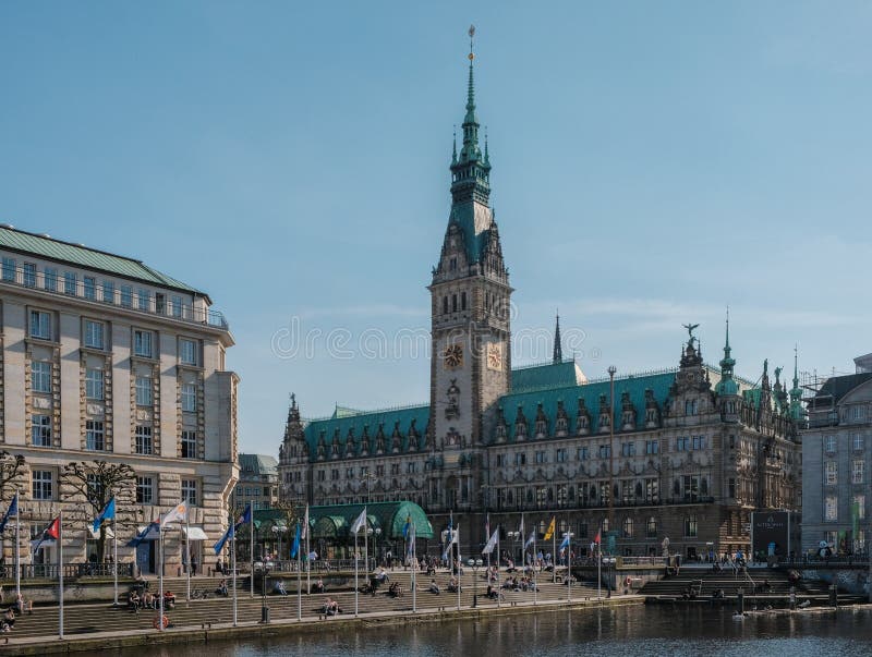 Amburgo, Germania, la gente che riposa sull'argine davanti al municipio