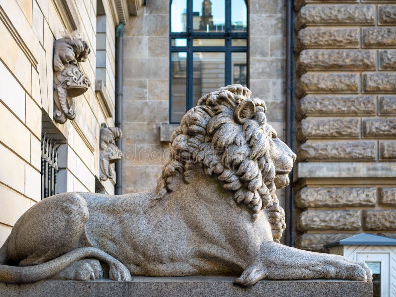 Amburgo, Germania - 3 luglio 2018: Vista alla scultura del leone all'entrata al cortile a Townhall Amburgo fotografia stock Amburgo, Germania - 3 luglio 2018: Vista alla scultura del leone all'entrata al cortile a Townhall Amburgo fotografia stock
