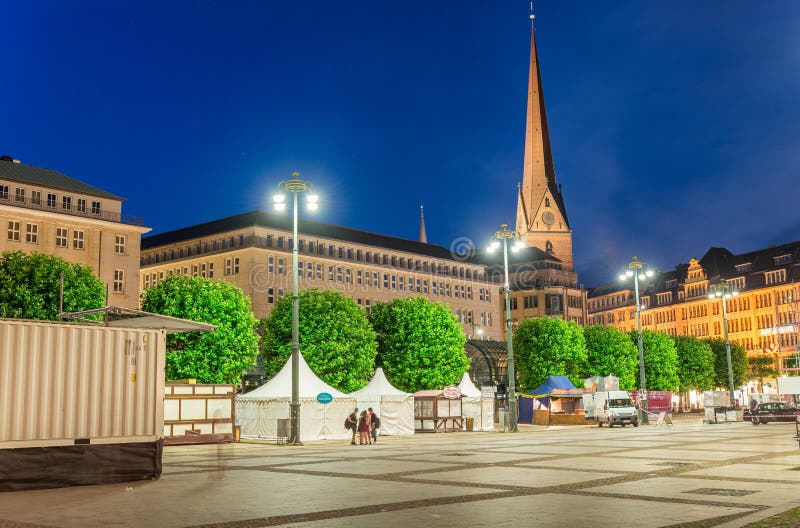 Amburgo, Germania Quadrato di municipio della città alla notte fotografie stock libere da diritti Amburgo, Germania Quadrato di municipio della città alla notte fotografie stock libere da diritti