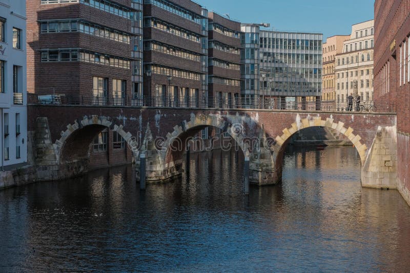 Amburgo, Germania, turisti sul vecchio ponte Ellerntorsbrucke