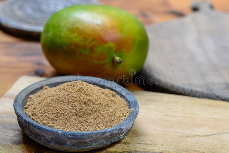 Amchoor of aamchur, mangopoeder, het fruitige kruidpoeder maakte van droge onrijpe groene die mango's in India, aan aromavoedsel royalty-vrije stock afbeeldingen Amchoor of aamchur, mangopoeder, het fruitige kruidpoeder maakte van droge onrijpe groene die mango's in India, aan aromavoedsel royalty-vrije stock afbeeldingen