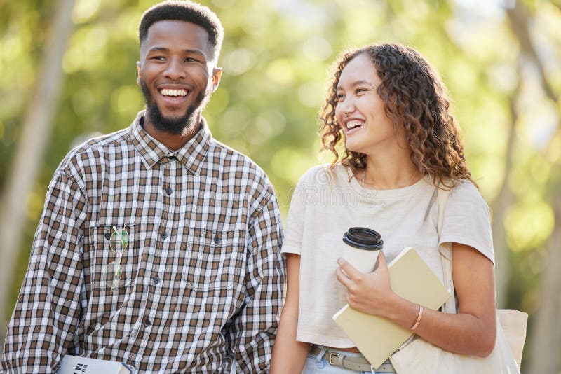 Telefone de casal inter-racial e rindo para piadas engraçadas de mídia  social ou meme com café no café homem e mulher felizes compartilham risadas  olhando para smartphone móvel com conexão 5g para entretenimento