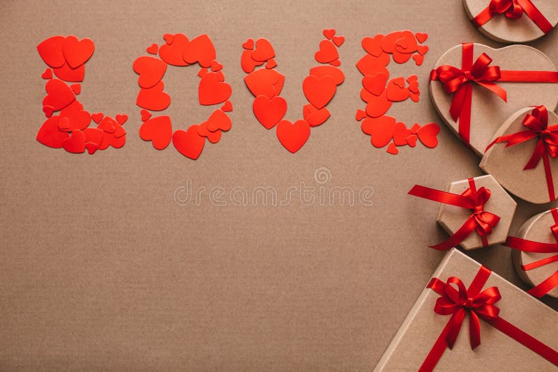 Ame de corazones y de regalos elegantes con las cintas rojas foto de archivo Ame de corazones y de regalos elegantes con las cintas rojas foto de archivo