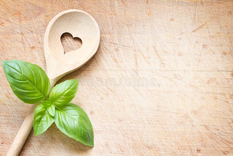 Ame el cocinar de concepto del fondo con la cuchara retra vieja con la muestra del corazón imágenes de archivo libres de regalías Ame el cocinar de concepto del fondo con la cuchara retra vieja con la muestra del corazón imágenes de archivo libres de regalías