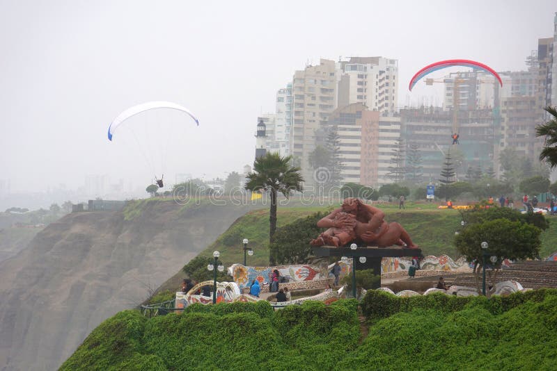 Ame o parque no distrito de Miraflores, Lima, Peru imagens de stock Ame o parque no distrito de Miraflores, Lima, Peru imagens de stock