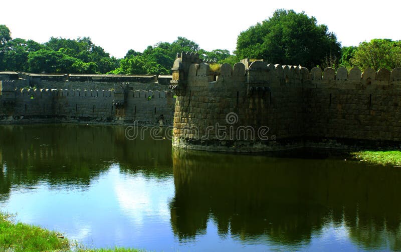 Ameia do forte com reflexão na trincheira imagens de stock Ameia do forte com reflexão na trincheira imagens de stock