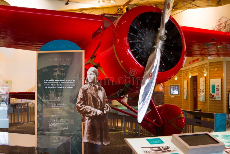 Amelia Earhart y mujer roja de Lockheed 5B Vega primera para intentar t