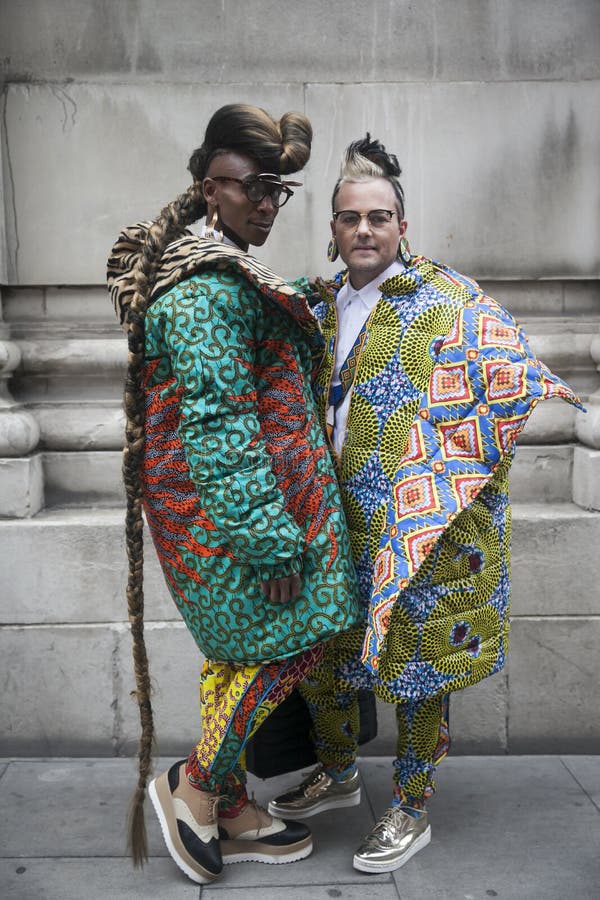AMEN utgöras inre mode av söder - afrikanskt mode och inreformgivare Brad Muttitt och Abiah ’världsstjärnan ’Mahlase för royaltyfria bilder