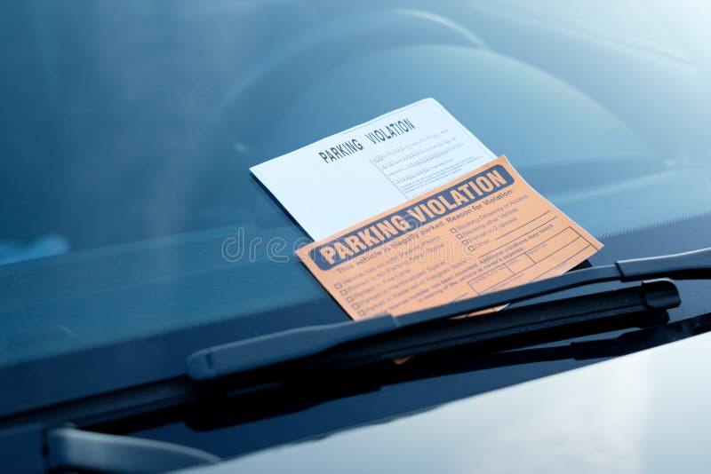 Amende de billet de violation de stationnement sur le pare-brise photo libre de droits Amende de billet de violation de stationnement sur le pare-brise photo libre de droits