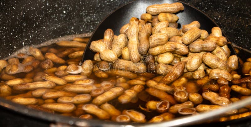 Amendoins cozidos moídos com um filtro
