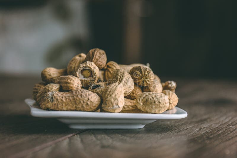 Amendoins No Shell Em Uns Pires Imagem de Stock - Imagem de grupo ...