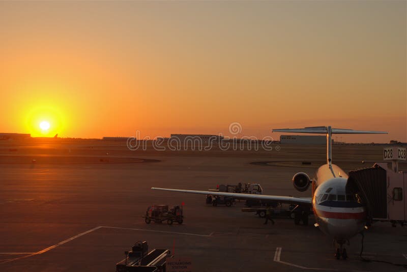 Amercan Fluglinien-Jumbojet am Sonnenuntergang lizenzfreies stockfoto Amercan Fluglinien-Jumbojet am Sonnenuntergang lizenzfreies stockfoto