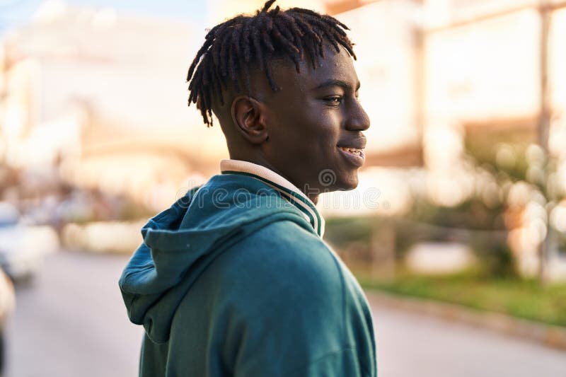 American african zâmbind încrezător privind cerul pe stradă stock images