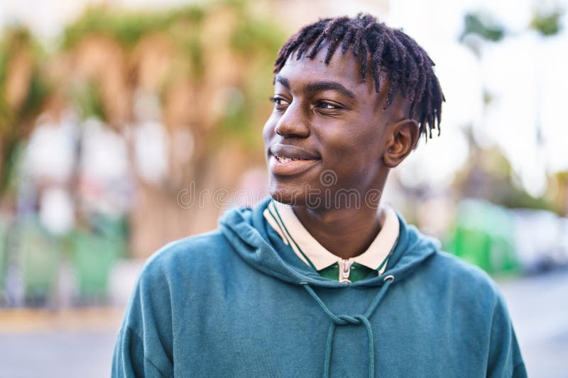 American african zâmbind încrezător privind în partea de pe stradă stock images