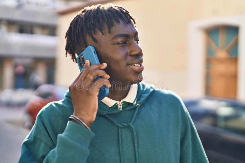 American african zâmbind încrezător vorbind pe smartphone la stradă stock photography