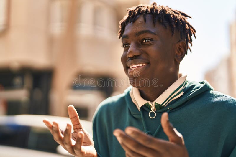 American african zâmbind încrezător vorbind pe stradă stock images