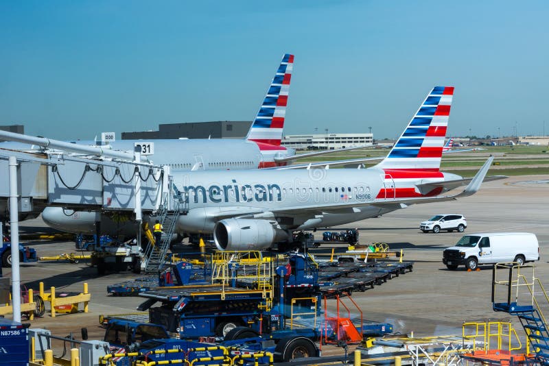 American Airlines echa en chorro en el aeropuerto fotografía de archivo libre de regalías American Airlines echa en chorro en el aeropuerto fotografía de archivo libre de regalías