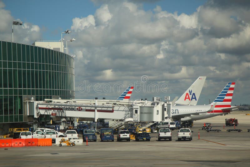 American Airlines planiert auf Asphalt an internationalem Flughafen Miamis lizenzfreies stockbild American Airlines planiert auf Asphalt an internationalem Flughafen Miamis lizenzfreies stockbild